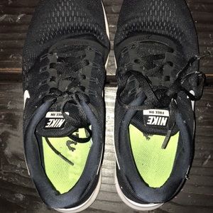 Women’s 8.5 Nike Free Run tennis shoes